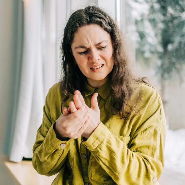 Почему руки сохнут даже при хорошем уходе: 7 скрытых причин кожи-«наждачки»