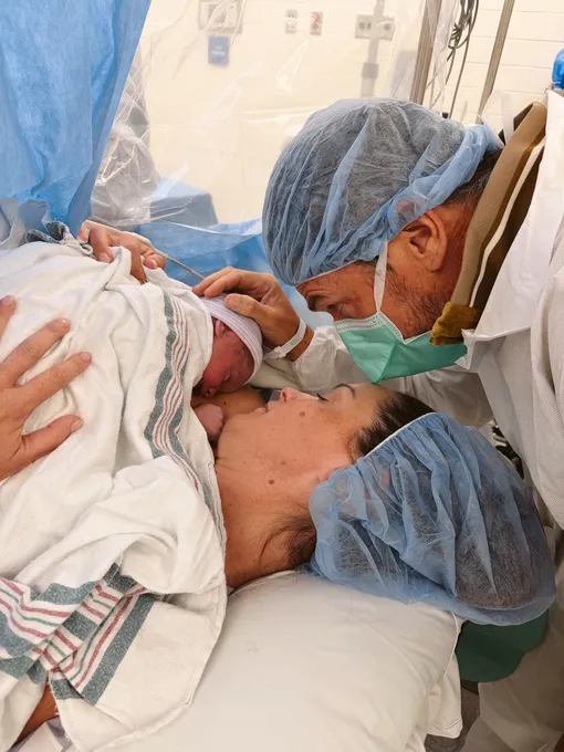 Келли Макки Зайфен с мужем и сыном в роддоме Келли Макки Зайфен с мужем и сыном в роддоме