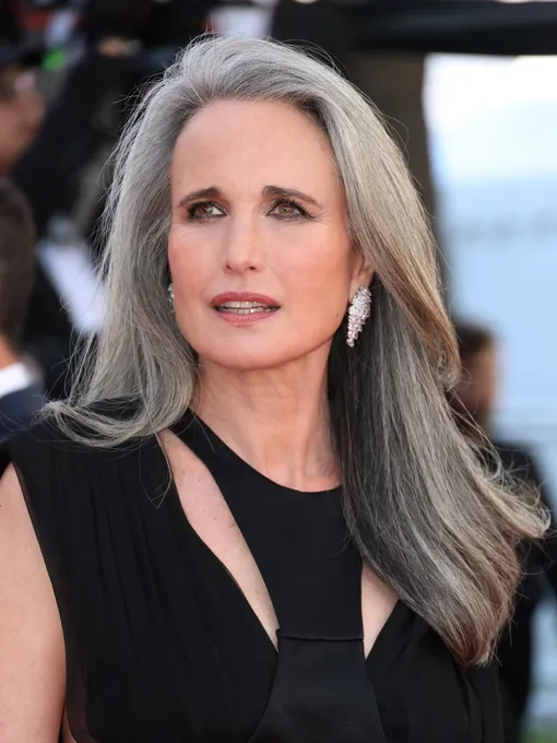 Энди Макдауэлл показала, как помада пыльного сливового оттенка смотрится на девушке с седыми волосами Энди Макдауэлл показала, как помада пыльного сливового оттенка смотрится на девушке с седыми волосами