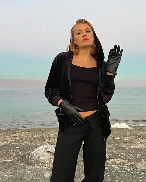 Ульяна Добровская чувственно позировала у озера Ульяна Добровская чувственно позировала у озера