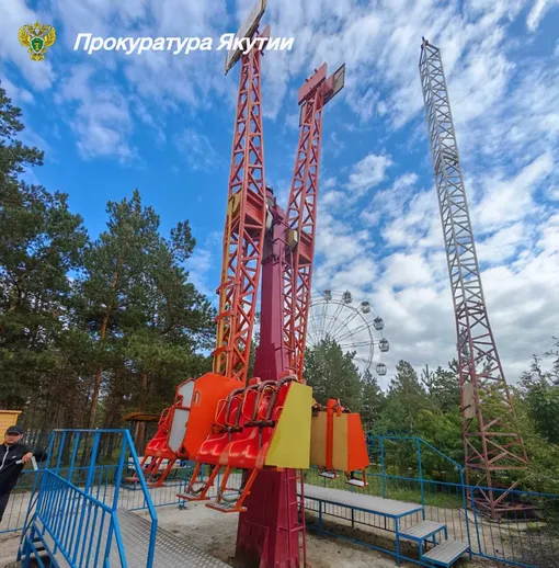 Девушка выпала из аттракциона «Зигзаг» и серьезно пострадала Девушка выпала из аттракциона «Зигзаг» и серьезно пострадала