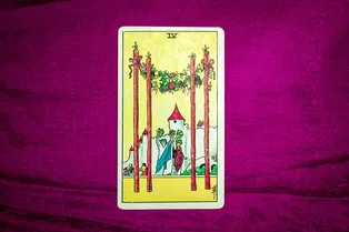 Таро-предсказание на 23 апреля: карта дня — Четверка Жезлов