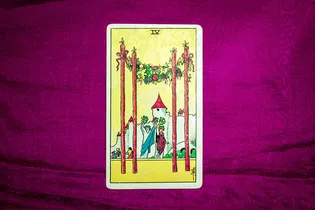 Таро-предсказание на 23 апреля: карта дня — Четверка Жезлов