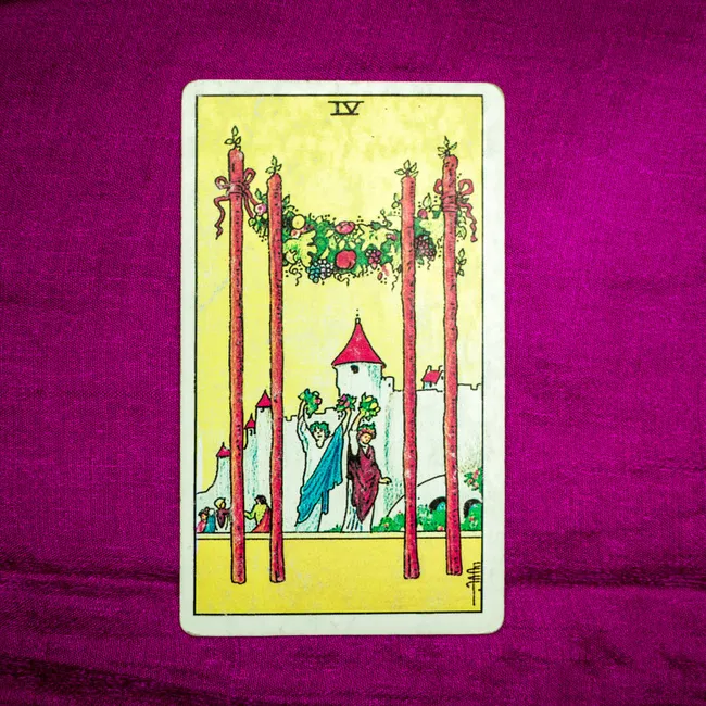 Таро-предсказание на 23 апреля: карта дня — Четверка Жезлов
