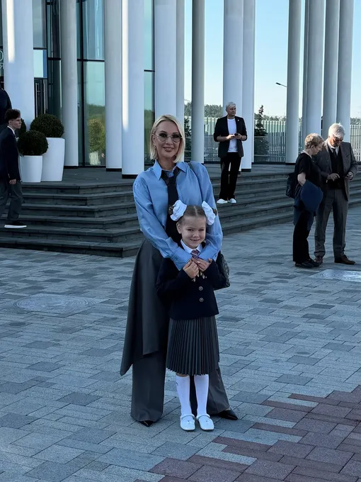 Лера Кудрявцева проводила дочь в 1 класс Лера Кудрявцева проводила дочь в 1 класс