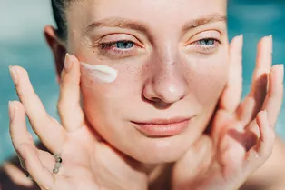 Почему ты сгораешь, даже если наносишь SPF: 13 ошибок, которые легко избежать Почему ты сгораешь, даже если наносишь SPF: 13 ошибок, которые легко избежать