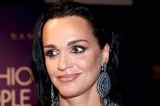 «Я упала!»: певица Слава травмировала ногу, споткнувшись на сцене