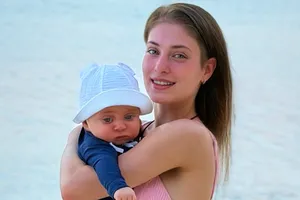 Алена Косторная показала фигуру в бикини на пляже через восемь месяцев после родов