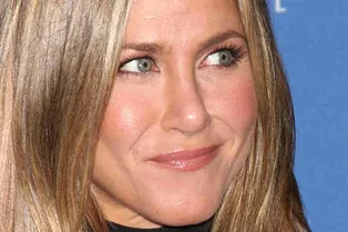 «Красивое тело не спрячешь!»: Дженнифер Энистон без белья засмущалась на публике «Красивое тело не спрячешь!»: Дженнифер Энистон без белья засмущалась на публике