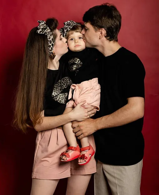 Родители девочки Ольга и Никита попрощались с ней