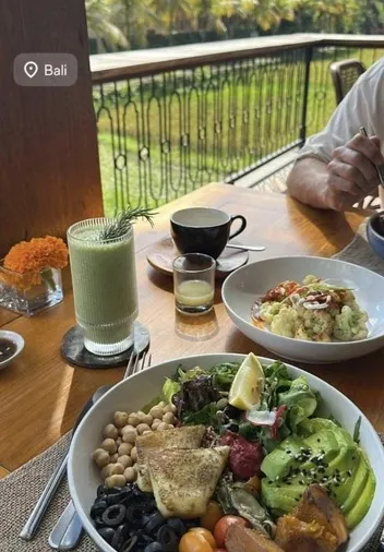 Кристина Асмус на Бали с загадочным мужчиной