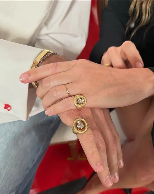 Марго Робби купила парные кольца с интимным дизайном для себя и Джейкоба Элорди