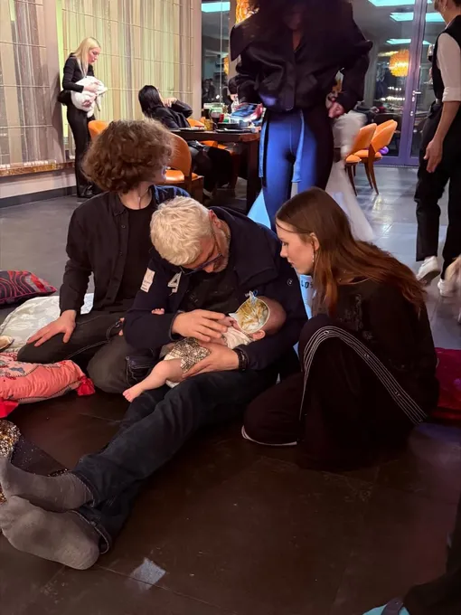 Дочь Валерии Гай Германики и друзья режиссера с ее внучкой на руках