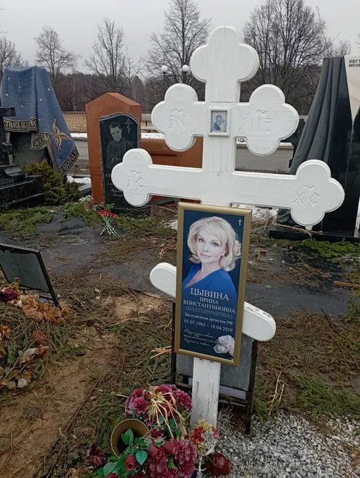 На могиле актрисы с 2019 года так и не установили памятник