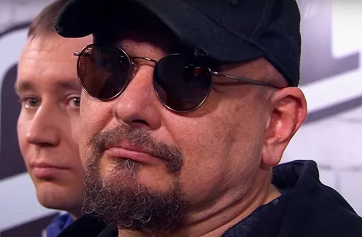 Сергей Трофимов наблюдает за выступлением дочери