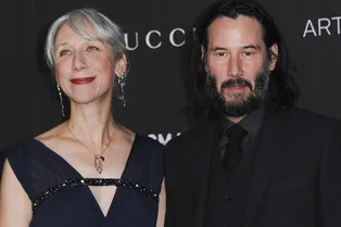 «Вечный холостяк» Киану Ривз впервые вышел в свет с новой возлюбленной