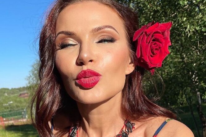 «А мы с Шурой шалуны»: Эвелина Блёданс в бикини страстно поцеловала певца «А мы с Шурой шалуны»: Эвелина Блёданс в бикини страстно поцеловала певца