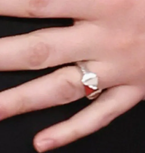 Кольцо на безымянном пальце Билли Айлиш указывало на помолвку с Натом Вулфом