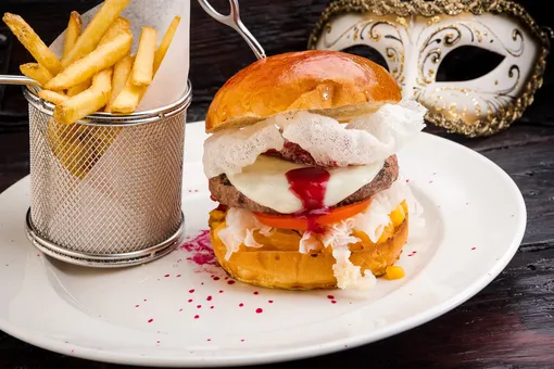 Бургер января в Corner Burger «Суини Тодд» по мотивам спектакля в Театре на Таганке Бургер января в Corner Burger «Суини Тодд» по мотивам спектакля в Театре на Таганке