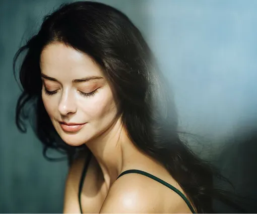 Марина Александрова стыдливо опустила глаза Марина Александрова стыдливо опустила глаза