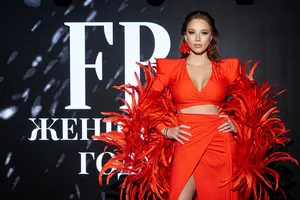 Самые заметные образы вечера: красный арт-перформанс Полины Дибровой и белое сияние Иветты Меджитовой