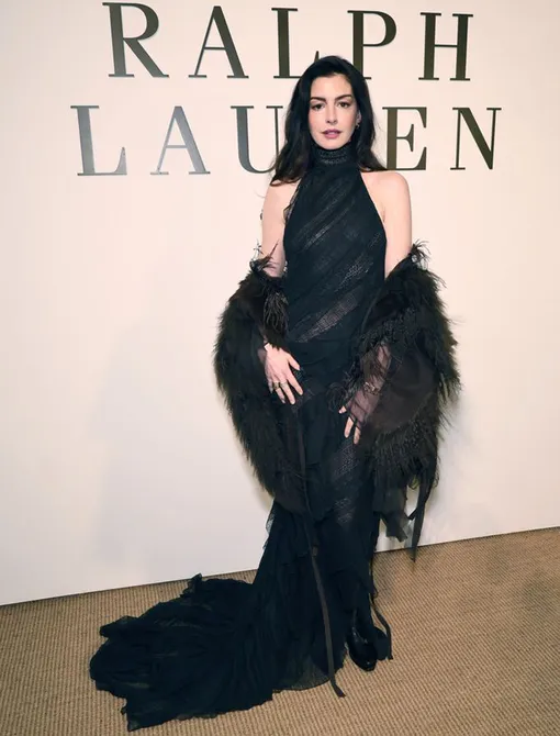 Энн Хэтэуэй на показе Ralph Lauren