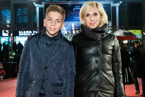 Алена Свиридова показала взрослого сына на премьере мюзикла «Бал Вампиров» Алена Свиридова показала взрослого сына на премьере мюзикла «Бал Вампиров»