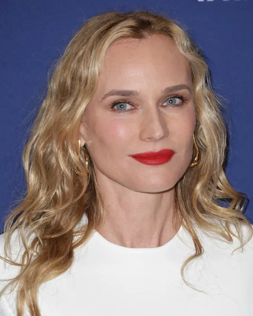 Сдержанность тона подчеркивает изящность красоты Дианы Сдержанность тона подчеркивает изящность красоты Дианы