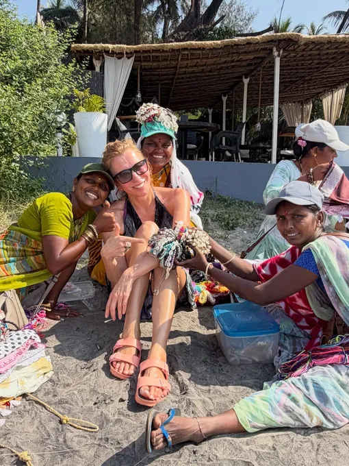 Светлана Бондарчук с местными жителями на Гоа