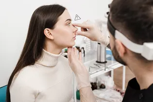 «Просто убрать горбинку»: хирург объясняет, в чем главный риск популярной ринопластики