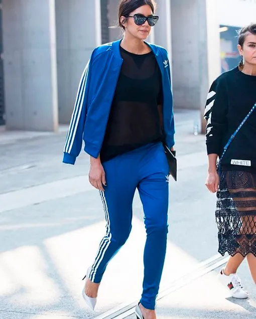 Модный женский спортивный костюм