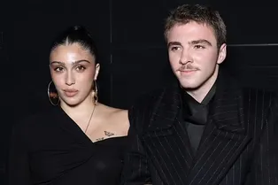 Дочь в мини-платье, сын в длинном плаще: дети Мадонны приехали в Париж Дочь в мини-платье, сын в длинном плаще: дети Мадонны приехали в Париж