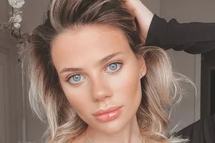 Секси-поза в «голом» платье: невестка Кристины Орбакайте снялась без белья Секси-поза в «голом» платье: невестка Кристины Орбакайте снялась без белья