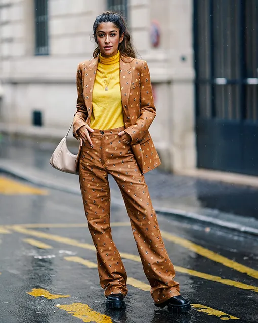 В холодное время года выбирай в качестве базы под костюм теплую водолазку.