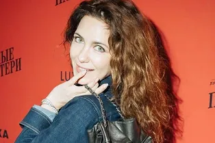 «Студентка в отрыве!»: Екатерина Климова в молодежном наряде пришла на премьеру «Студентка в отрыве!»: Екатерина Климова в молодежном наряде пришла на премьеру