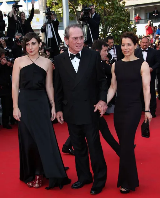 Виктория Джонс с отцом и его третьей женой Дон Лорел Джонс на Каннской премьере фильма «Хозяин дома». 2014 год
