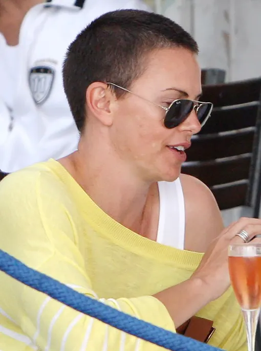 Шарлиз Терон лысая Шарлиз Терон лысая