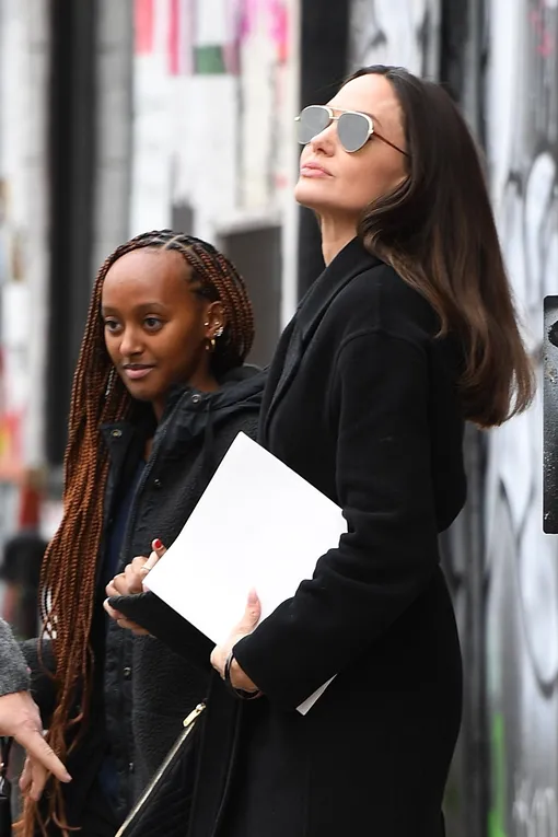 Анджелина Джоли удочерила шестимесячную Захару в Эфиопии в 2005 году