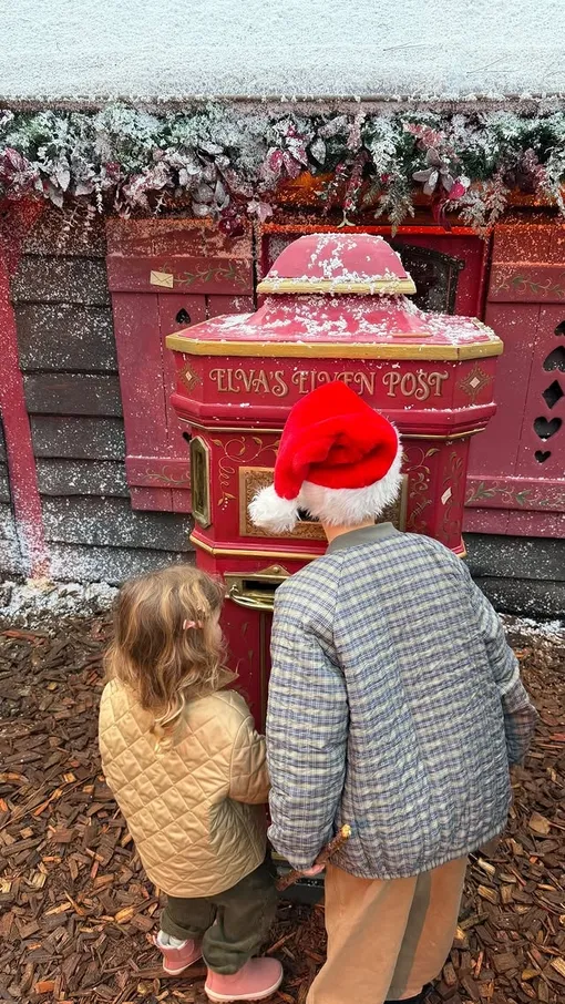 Роузи Хантингтон-Уайтли и Джейсон Стэйтем отвезли детей в рождественский парк Роузи Хантингтон-Уайтли и Джейсон Стэйтем отвезли детей в рождественский парк