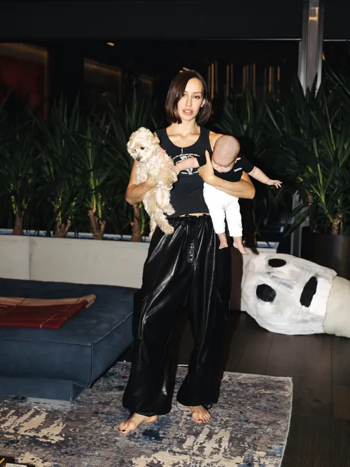 Валентина Иванова с дочерью и питомцем