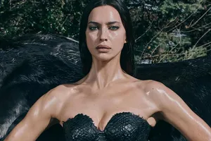 Полуобнаженная Ирина Шейк стала звездой провокационной фотосессии