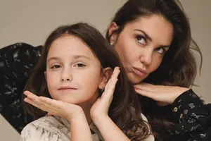 «Мия выросла»: Агата Муцениеце показала, как ее дочь от Павла Прилучного впервые прошлась по подиуму в Москве