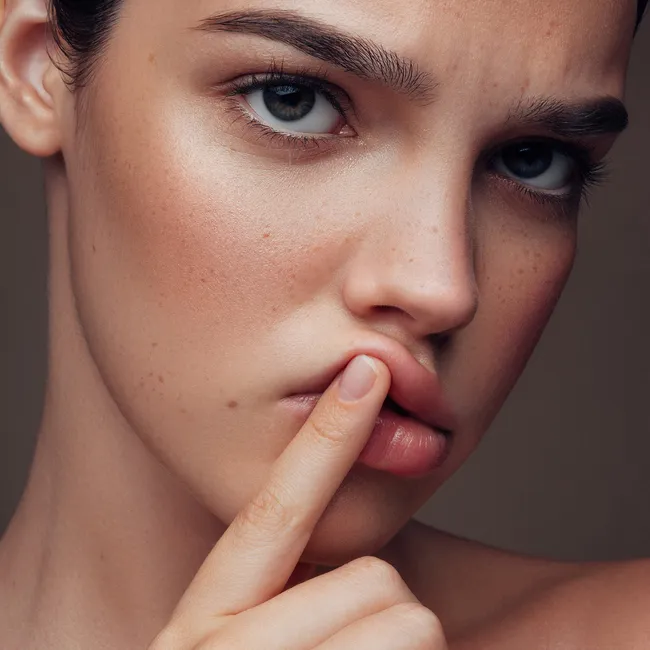 Можно ли наносить тональный крем под глаза вместо консилера — спросили экспертов