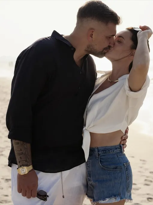 Василий Вакуленко поцеловал жену Елену