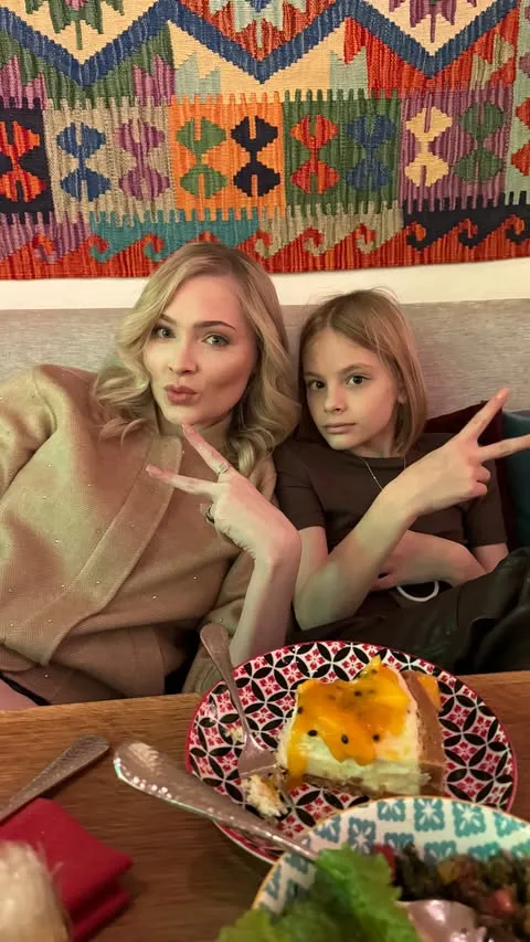 Алена Шишкова с дочерью в ресторане