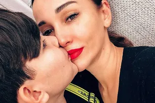 «Соломон обожает маму!»: 9-летний сын Анфисы Чехова нежно поцеловал ее в губы