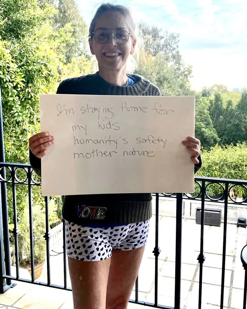 Шэрон Стоун позировала в мини Шэрон Стоун позировала в мини