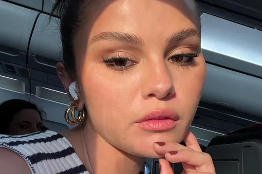 «Я споткнулась в длинном платье, упала и сломала руку»: Селена Гомес впервые после инцидента вышла в свет