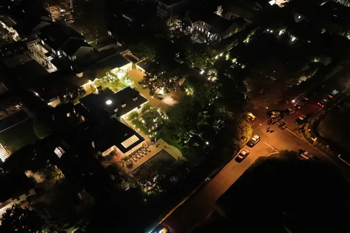 Около дома супругов собралось много полицейских