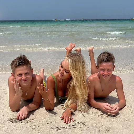 С Павлом и Алексеем Мария Погребняк отдохнула в Эмиратах, старший сын Артем не смог поехать из-за тренировок по футболу Мария Погребняк
